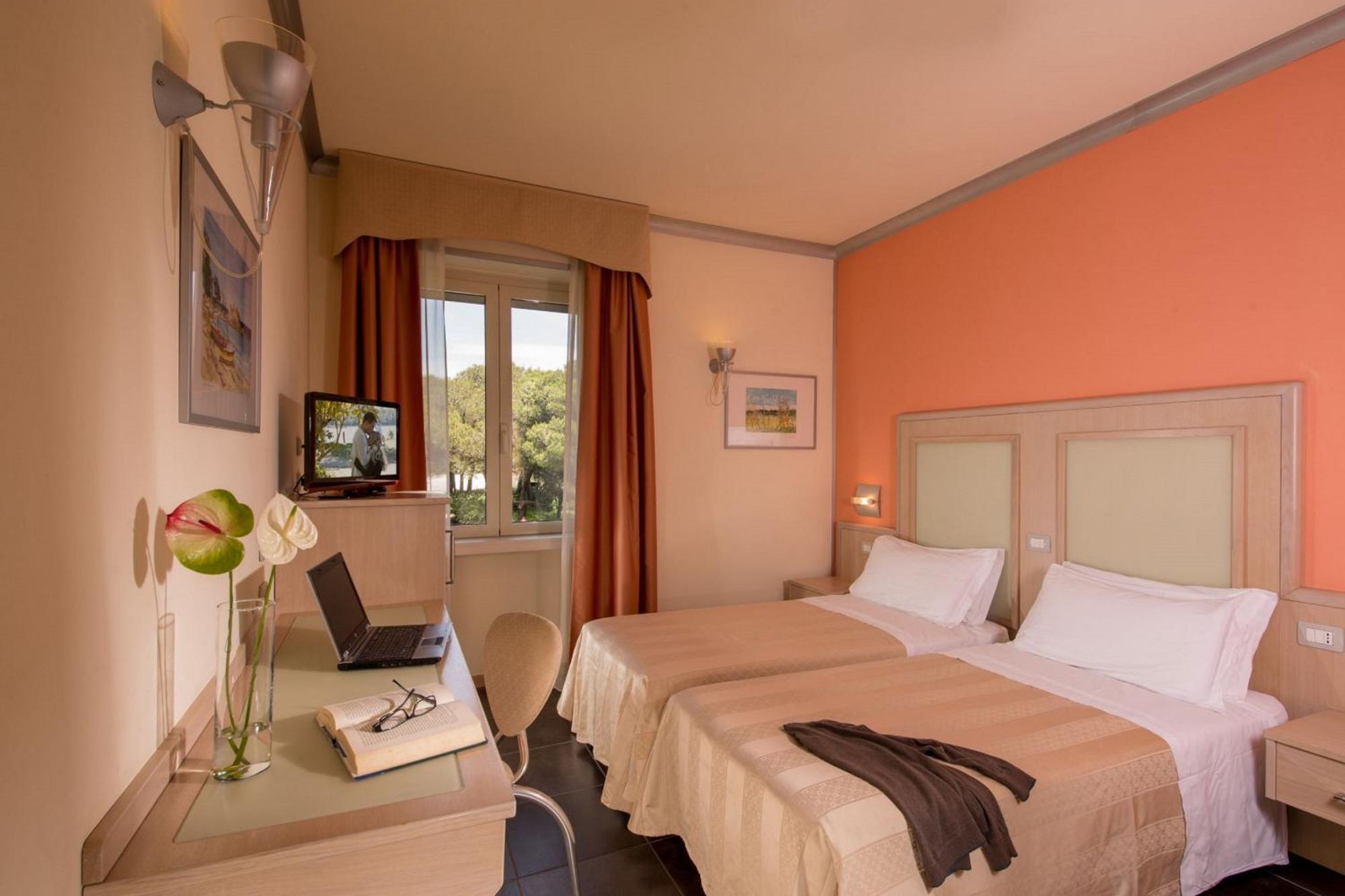 Hotel Mediterraneo Stagno Exterior foto